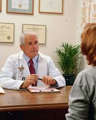 Många patienter tycker att det är bra att göra en lista med frågor innan ser doktorn.