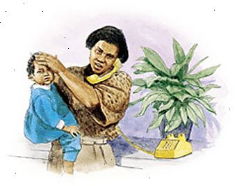 Kvinna på telefon håller barn flicka och hålla handen på flickans panna.