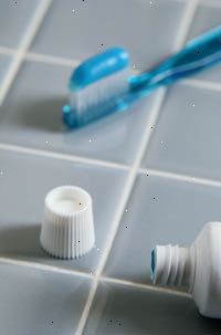 Bild på en tandborste och en tub med tandkräm