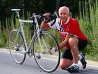 Bild på en äldre man anpassa sin cykel däck