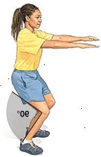 Kvinnan böjer knäna i 90 graders vinkel, armarna ut framför sig i axelhöjd.
