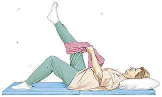 Kvinna ligger på mattan med kudde stöder huvudet. Ett knä är böjt med foten platt på golvet. Handduks en ögla runt andra knäet. Kvinnan håller ändarna på handduken och dra för att höja benet.
