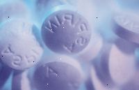 Bild av flera vita piller märkta acetylsalicylsyra