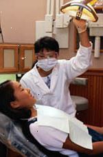 Bild på en ung flicka under ett besök i hennes tandläkare
