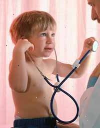 Bild på ett litet barn att lyssna på hans läkare