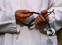 Bild på en läkare som innehar ett stetoskop