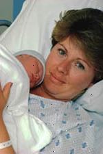 Bild på en ny mamma bindning med sin nyfödda på sjukhuset