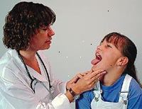 Bild av en kvinnlig läkare undersöker en ung flicka