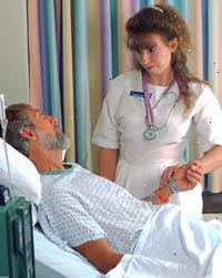 Bild på en kvinnlig sjuksköterska med en patient