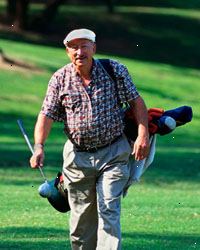 Bild av en äldre man med sina golfklubbor