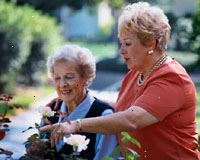 Bild av två äldre kvinnor, leende