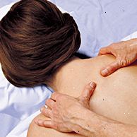 Kvinna får axelmassage.