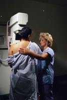 Bild av medelålders kvinnor att få en mammografi