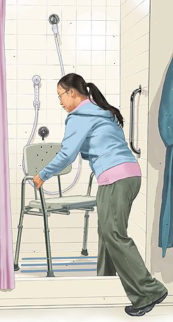 Kvinnan sätter duschstol i duschkabin. Ett stödhandtag finns på väggen. Duschen är en handhållen vattenmunstycke.